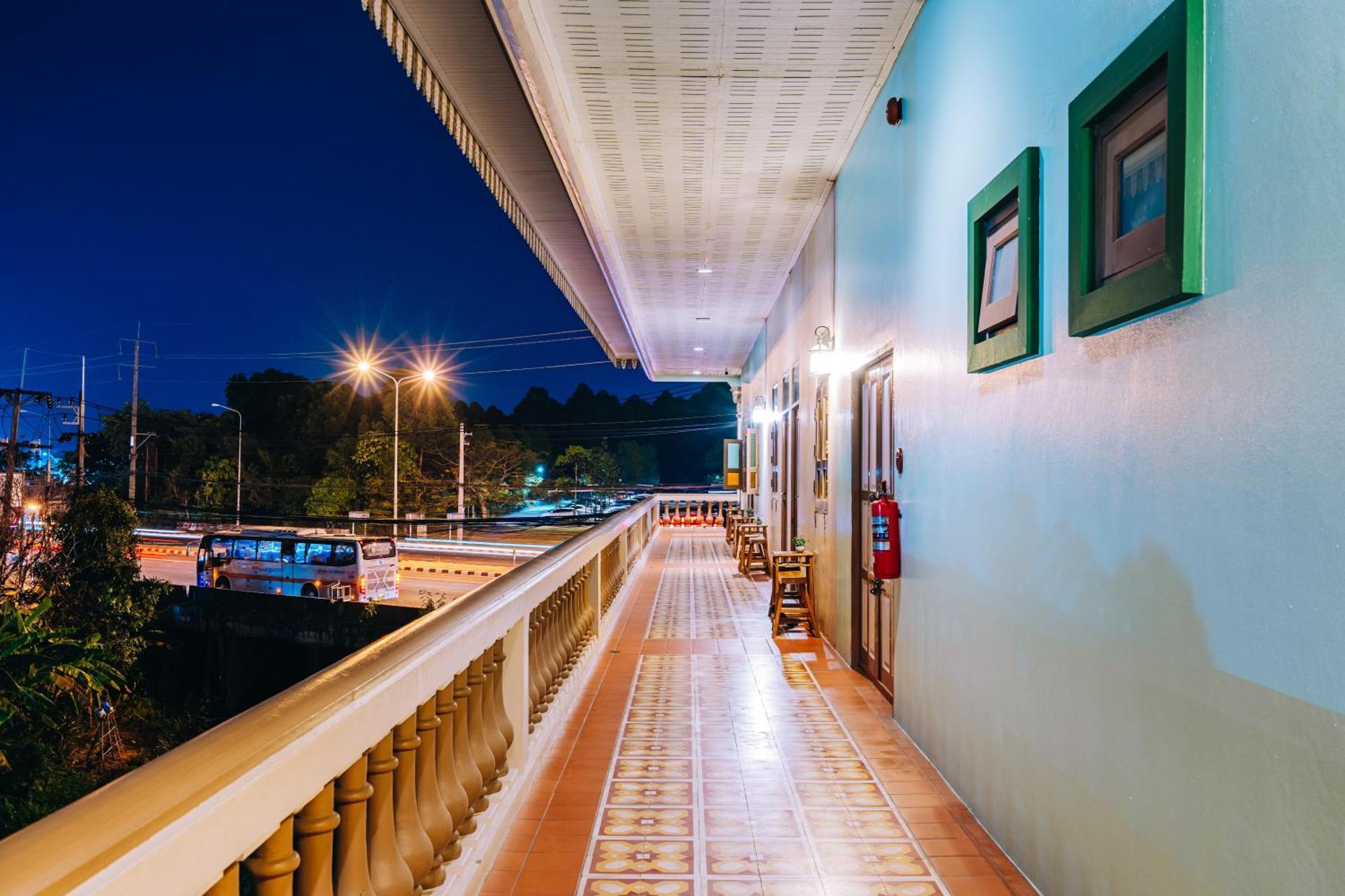 O'nya Phuket Hotel - SHA Extra Plus Bagian luar foto