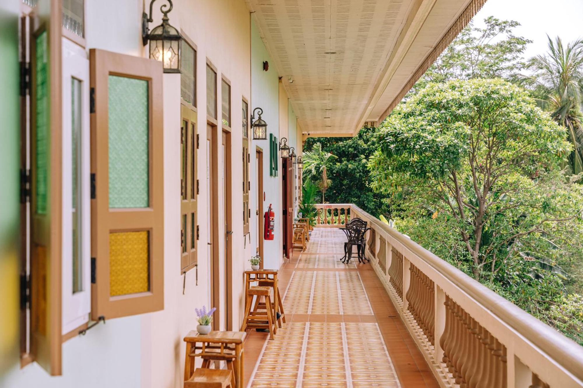 O'nya Phuket Hotel - SHA Extra Plus Bagian luar foto