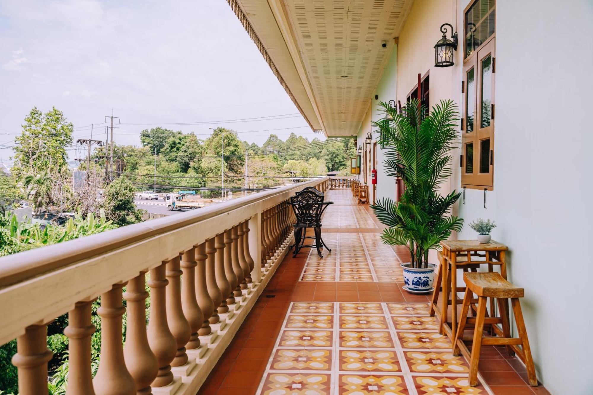 O'nya Phuket Hotel - SHA Extra Plus Bagian luar foto