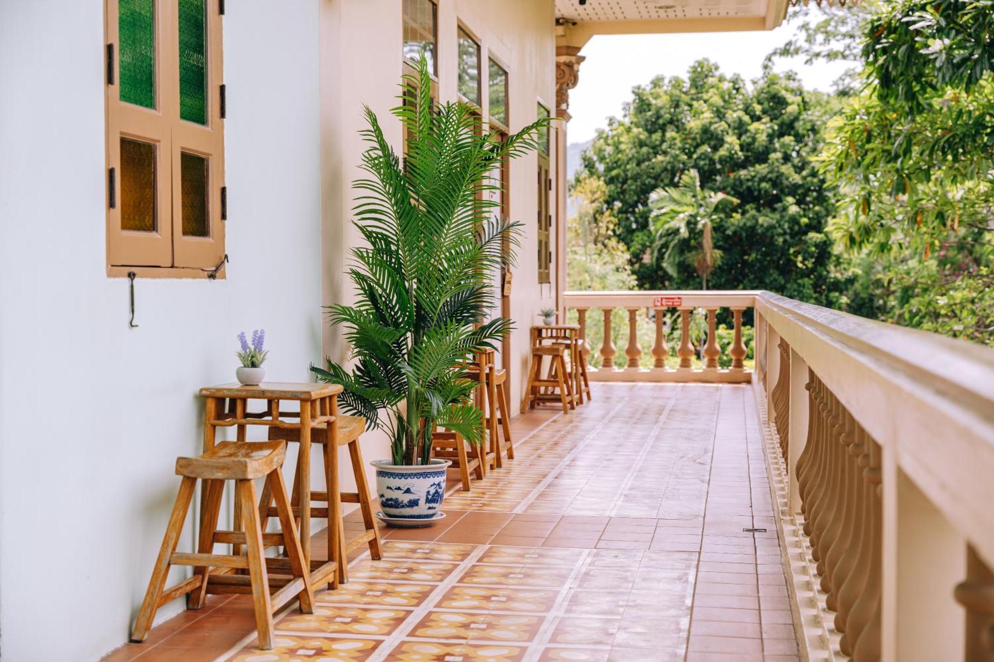 O'nya Phuket Hotel - SHA Extra Plus Bagian luar foto