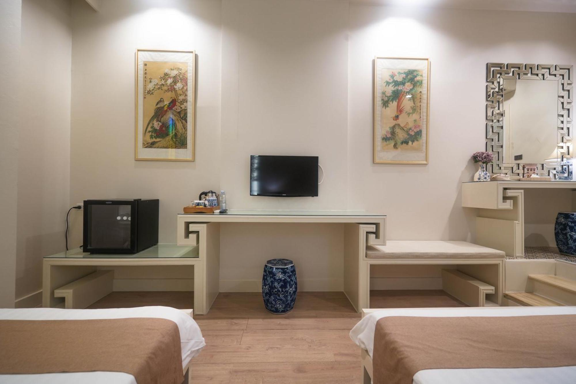 O'nya Phuket Hotel - SHA Extra Plus Bagian luar foto