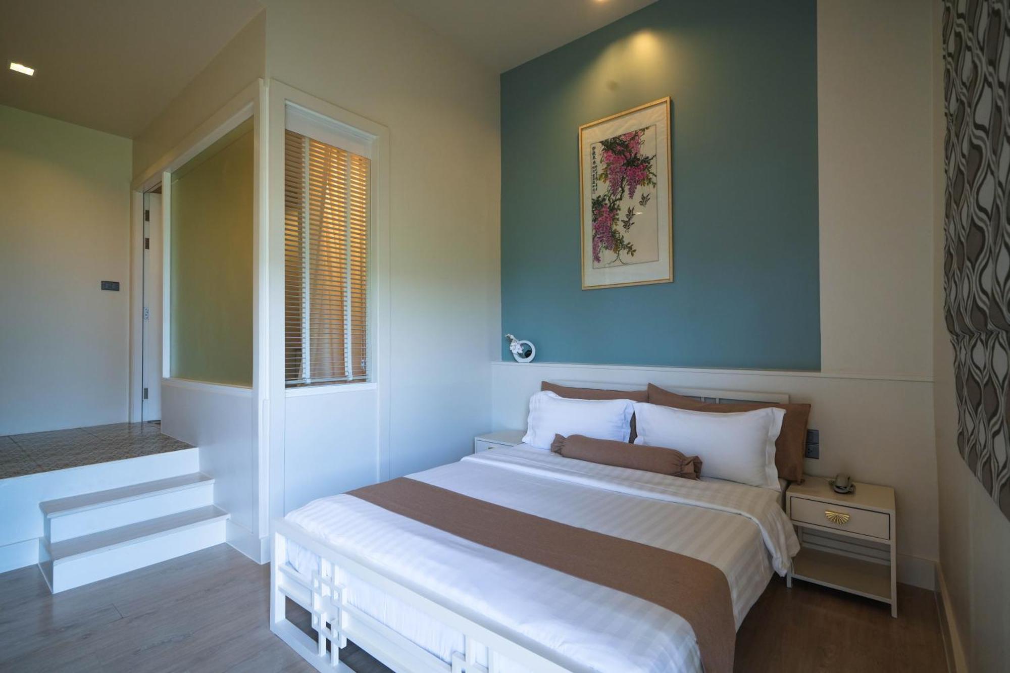 O'nya Phuket Hotel - SHA Extra Plus Bagian luar foto