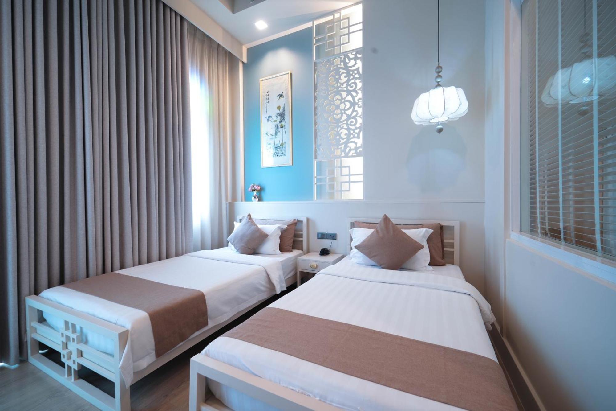 O'nya Phuket Hotel - SHA Extra Plus Bagian luar foto