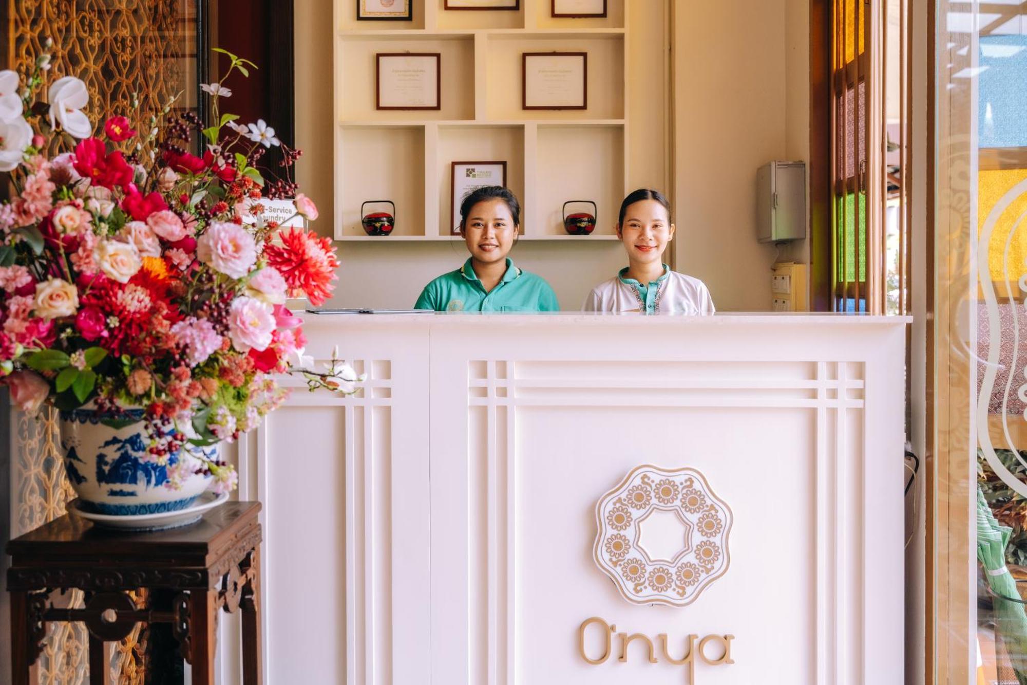 O'nya Phuket Hotel - SHA Extra Plus Bagian luar foto