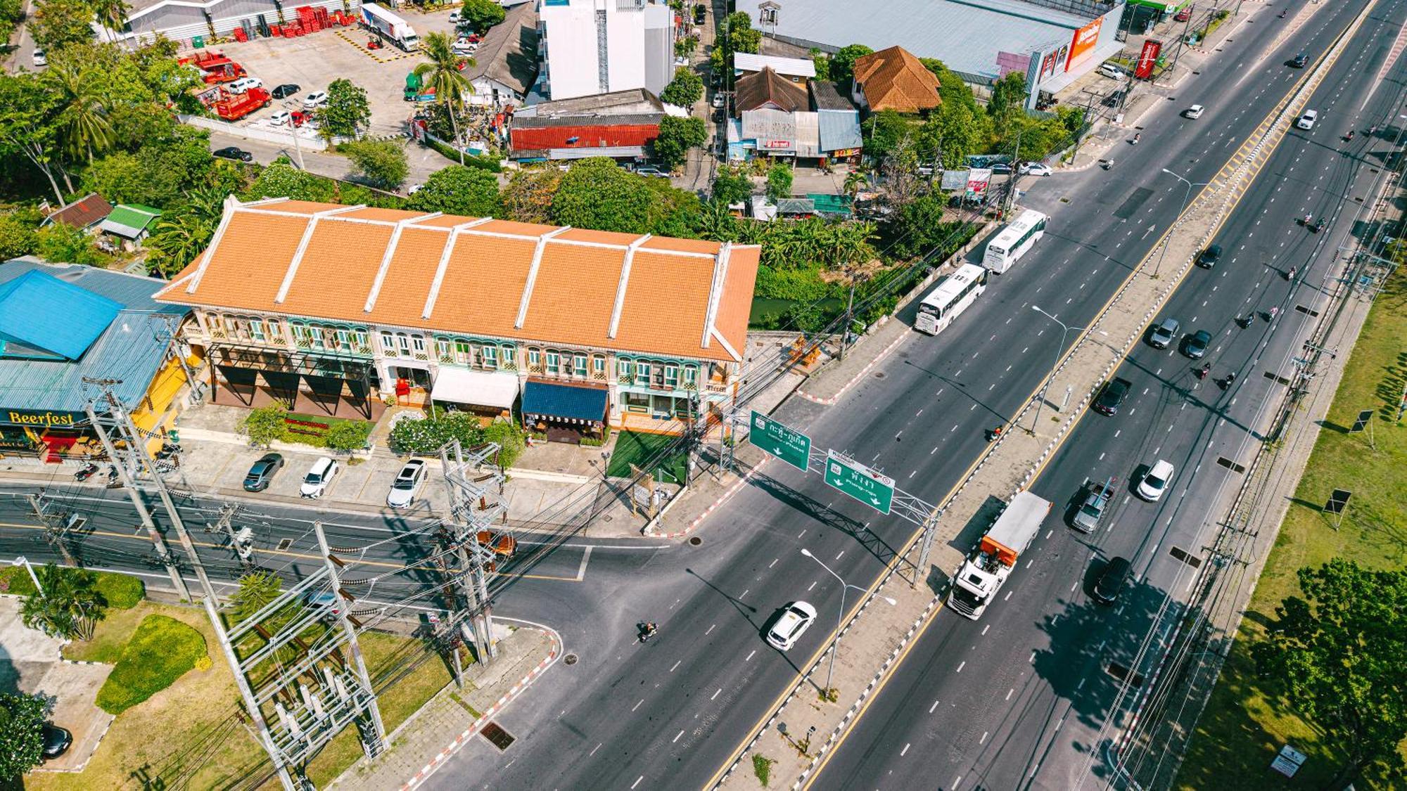 O'nya Phuket Hotel - SHA Extra Plus Bagian luar foto