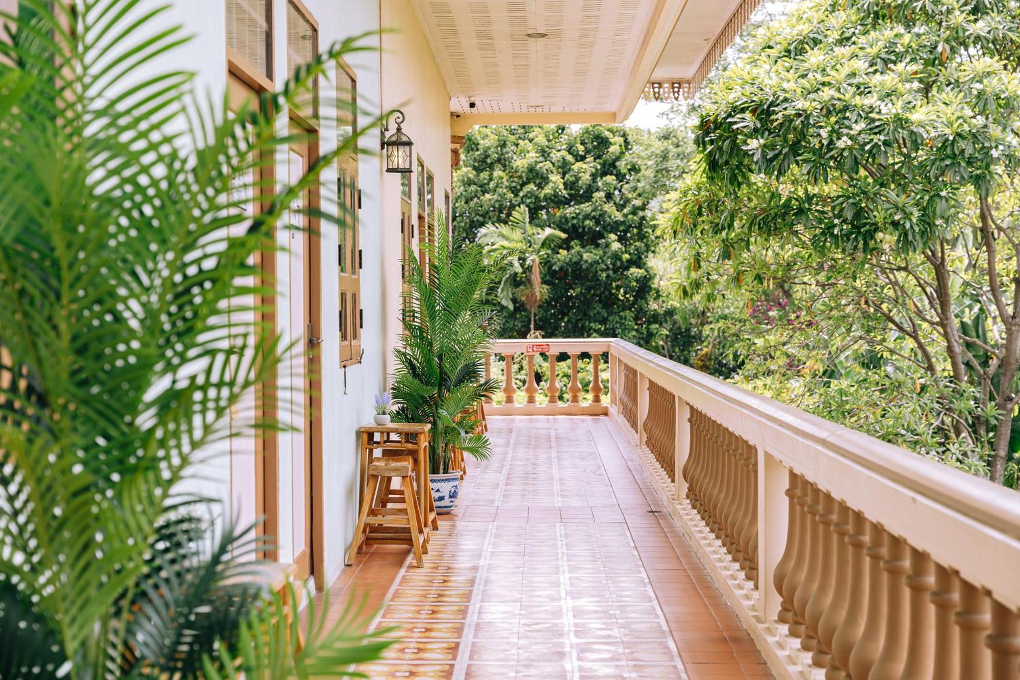 O'nya Phuket Hotel - SHA Extra Plus Bagian luar foto